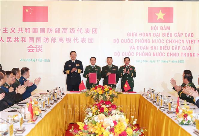 Bộ trưởng Quốc phòng Phan Văn Giang và Bộ trưởng Quốc phòng Trung Quốc Đổng Quân chứng kiến lễ ký kết văn bản hợp tác giữa các cơ quan Bộ Quốc phòng hai nước. Ảnh: Trọng Đức - TTXVN