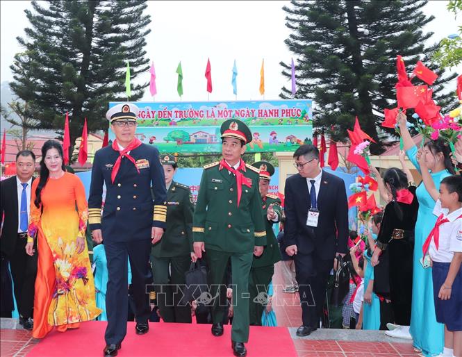 Đại tướng, Bộ trưởng Quốc phòng Phan Văn Giang và Thượng tướng, Bộ trưởng Quốc phòng Trung Quốc Đổng Quân đến thăm và tặng quà trường Tiểu học Đồng Đăng, thành phố Lạng Sơn. Ảnh: Trọng Đức - TTXVN