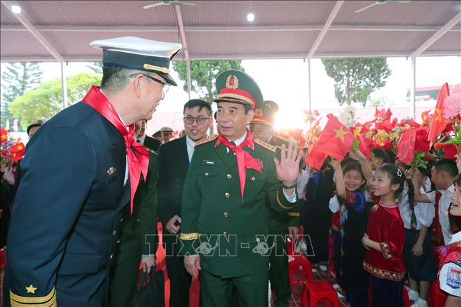Đại tướng, Bộ trưởng Quốc phòng Phan Văn Giang và Thượng tướng, Bộ trưởng Quốc phòng Trung Quốc Đổng Quân đến thăm và tặng quà trường Tiểu học Đồng Đăng, thành phố Lạng Sơn. Ảnh: Trọng Đức - TTXVN