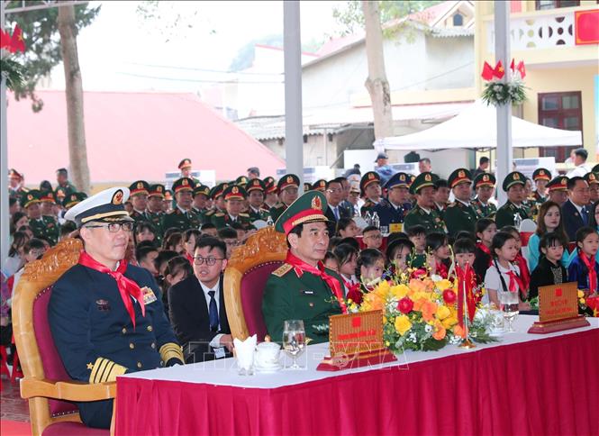 Đại tướng, Bộ trưởng Quốc phòng Phan Văn Giang và Thượng tướng, Bộ trưởng Quốc phòng Trung Quốc Đổng Quân đến thăm và tặng quà trường Tiểu học Đồng Đăng, thành phố Lạng Sơn. Ảnh: Trọng Đức - TTXVN