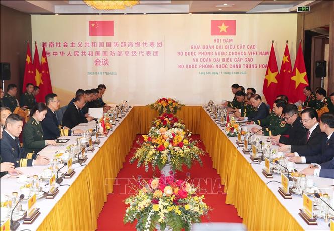 Bộ trưởng Quốc phòng Phan Văn Giang hội đàm với Bộ trưởng Quốc phòng Trung Quốc Đổng Quân. Ảnh: Trọng Đức - TTXVN