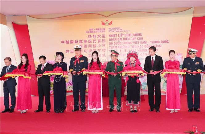 Đại tướng, Bộ trưởng Quốc phòng Phan Văn Giang, Thượng tướng, Bộ trưởng Quốc phòng Trung Quốc Đổng Quân và các đại biểu cắt băng khánh thành tòa nhà đa năng trong trường Tiểu học Đồng Đăng, thành phố Lạng Sơn. Ảnh: Trọng Đức - TTXVN