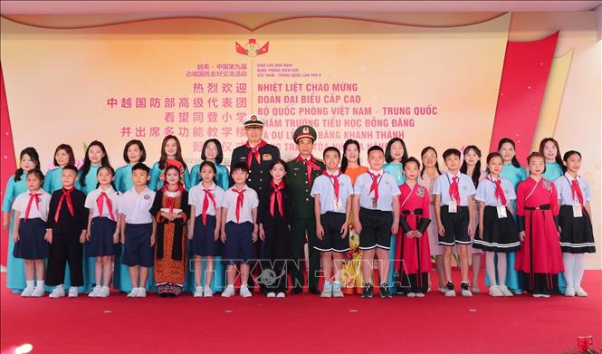 Bộ trưởng Quốc phòng Phan Văn Giang và Bộ trưởng Quốc phòng Trung Quốc Đổng Quân với cô và trò trường Tiểu học Đồng Đăng, thành phố Lạng Sơn. Ảnh: Trọng Đức - TTXVN