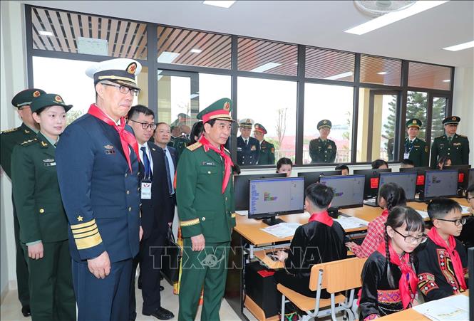Bộ trưởng Quốc phòng Phan Văn Giang và Bộ trưởng Quốc phòng Trung Quốc Đổng Quân thăm lớp học của trường Tiểu học Đồng Đăng, thành phố Lạng Sơn. Ảnh: Trọng Đức - TTXVN