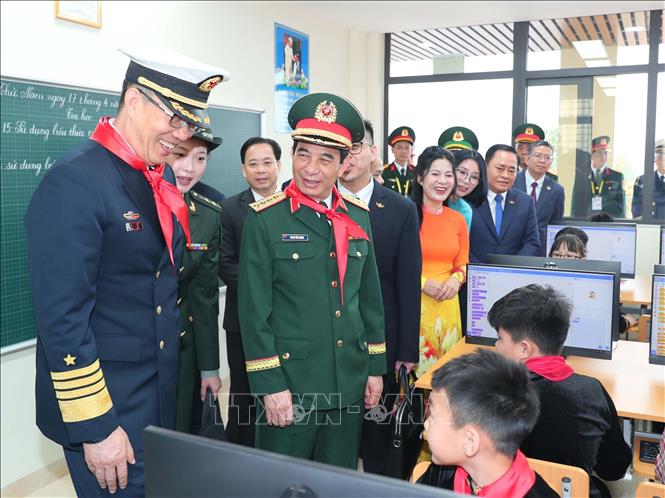 Bộ trưởng Quốc phòng Phan Văn Giang và Bộ trưởng Quốc phòng Trung Quốc Đổng Quân thăm lớp học của trường Tiểu học Đồng Đăng, thành phố Lạng Sơn. Ảnh: Trọng Đức - TTXVN