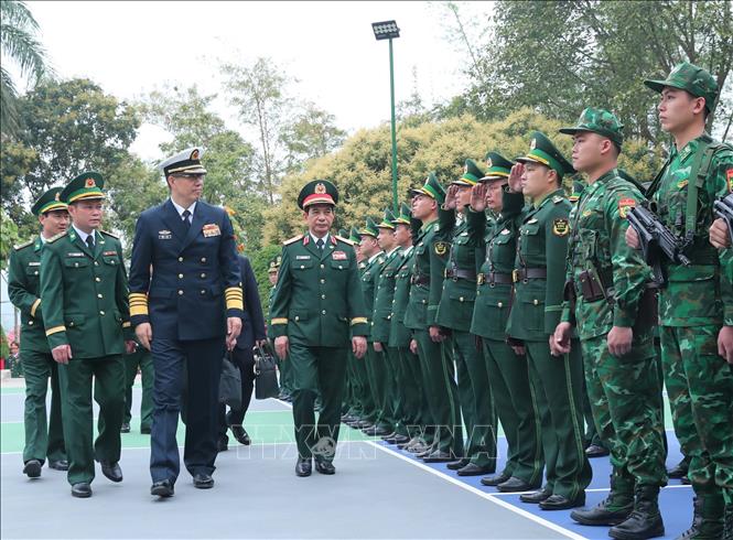 Bộ trưởng Quốc phòng Phan Văn Giang và Bộ trưởng Quốc phòng Đổng Quân thăm Đồn biên phòng Cửa khẩu Quốc tế Hữu Nghị. Ảnh: Trọng Đức - TTXVN