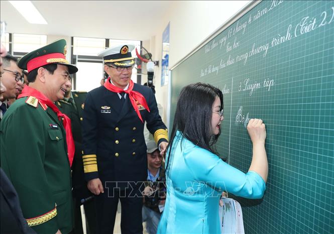 Bộ trưởng Quốc phòng Phan Văn Giang và Bộ trưởng Quốc phòng Trung Quốc Đổng Quân thăm lớp học của trường Tiểu học Đồng Đăng, thành phố Lạng Sơn. Ảnh: Trọng Đức - TTXVN