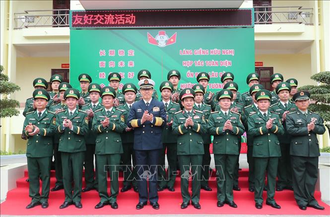 Bộ trưởng Quốc phòng Phan Văn Giang và Bộ trưởng Quốc phòng Trung Quốc Đổng Quân thăm Đồn biên phòng Cửa khẩu Quốc tế Hữu Nghị. Ảnh: Trọng Đức - TTXVN
