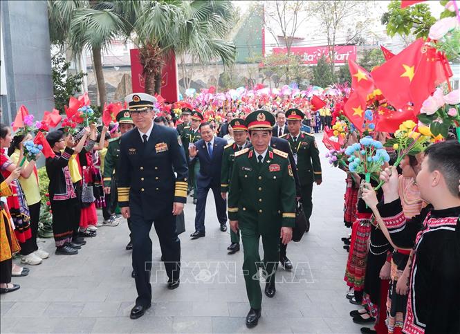 Nhân dân các dân tộc tỉnh Lạng Sơn chào đón Bộ trưởng Quốc phòng Phan Văn Giang và Bộ trưởng Quốc phòng Trung Quốc Đổng Quân. Ảnh: Trọng Đức - TTXVN