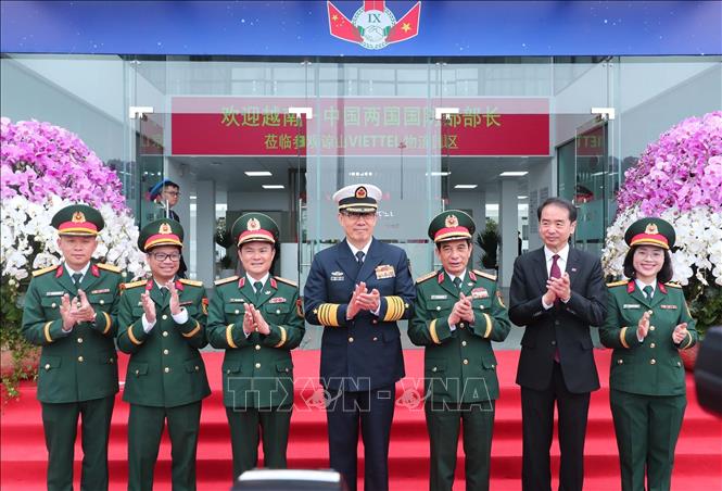 Bộ trưởng Quốc phòng Phan Văn Giang và Bộ trưởng Quốc phòng Trung Quốc Đổng Quân tham quan Công viên Logistics thuộc Tập đoàn Công nghiệp - Viễn thông Quân đội (Viettel). Ảnh: Trọng Đức - TTXVN