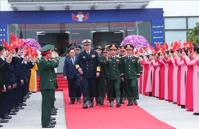 Bộ trưởng Quốc phòng Phan Văn Giang và Bộ trưởng Quốc phòng Đổng Quân tham quan Công viên Logistics của Tập đoàn Công nghiệp - Viễn thông Quân đội (Viettel). Ảnh: Trọng Đức - TTXVN