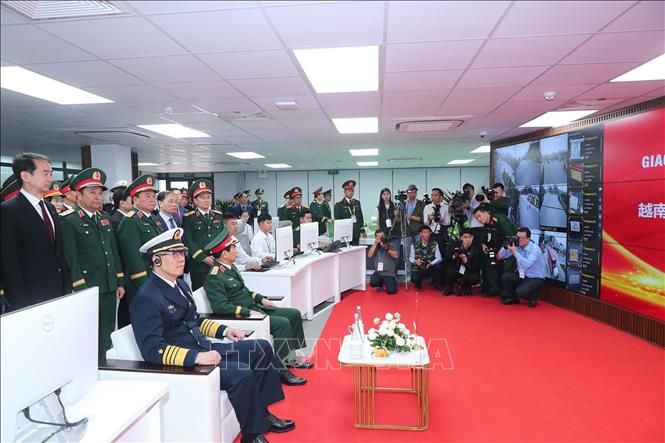 Bộ trưởng Quốc phòng Phan Văn Giang và Bộ trưởng Quốc phòng Trung Quốc Đổng Quân tham quan phòng điều hành chỉ huy của Công viên Logistics, thuộc Tập đoàn Công nghiệp - Viễn thông Quân đội (Viettel). Ảnh: Trọng Đức - TTXVN