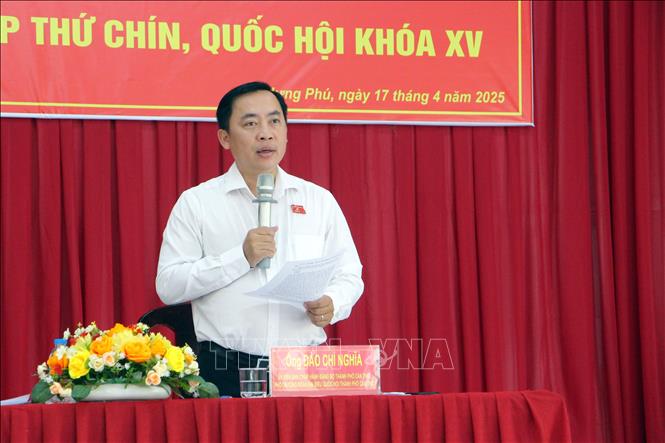 Phó Trưởng đoàn chuyên trách Ðoàn ĐBQH thành phố Cần Thơ Đào Chí Nghĩa tiếp xúc cử tri phường Hưng Phú, quận Cái Răng. Ảnh: Trung Kiên - TTXVN