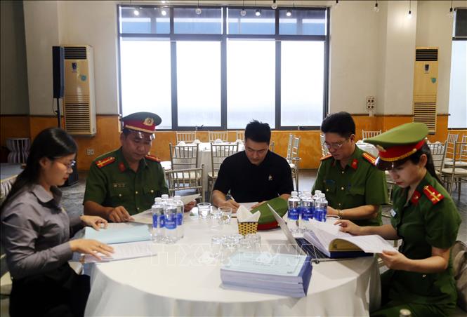 Phòng Cảnh sát Kinh tế (Công an tỉnh Quảng Bình) làm việc với chủ nhà hàng kinh doanh ăn uống trên địa bàn thành phố Đồng Hới trong việc đảm bảo vệ sinh an toàn thực phẩm. Ảnh: Tá Chuyên - TTXVN