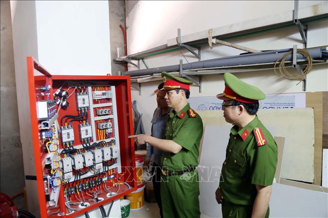 Phòng Cảnh sát PCC & CNCH (Công an tỉnh Quảng Bình) kiểm tra các thiết bị phòng cháy, chữa cháy tại các khách sạn trên địa bàn. Ảnh: Tá Chuyên - TTXVN