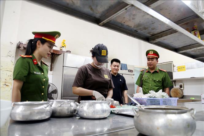 Phòng Cảnh sát Kinh tế (Công an tỉnh Quảng Bình) kiểm tra việc đảm bảo vệ sinh an toàn thực phẩm tại bếp ăn của các nhà hàng trên địa bàn tỉnh. Ảnh: Tá Chuyên - TTXVN
