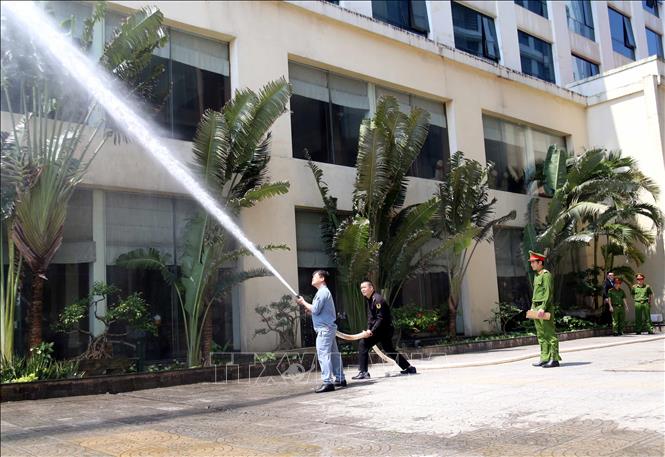 Phòng Cảnh sát PCCC & CNCH (Công an tỉnh Quảng Bình) kiểm tra việc vận hành thiết bị chữa cháy tại các khách sạn trên địa bàn. Ảnh: Tá Chuyên - TTXVN