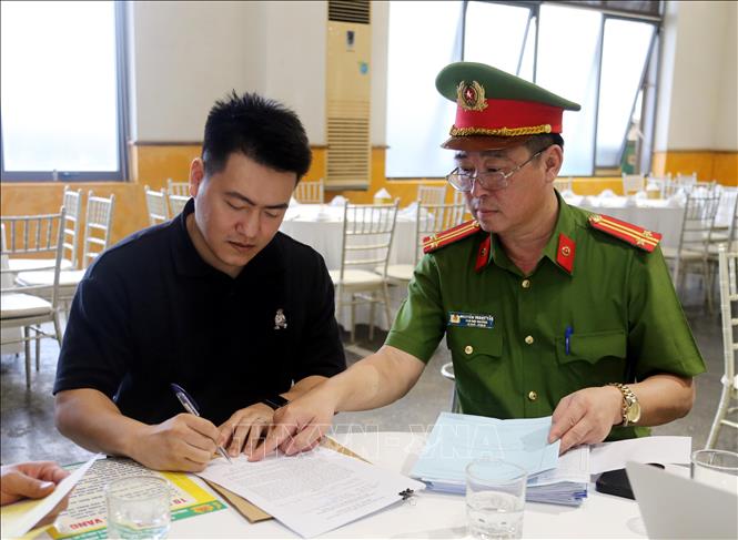 Chủ nhà hàng kinh doanh ăn uống trên địa bàn thành phố Đồng Hới (Quảng Bình) ký cam kết đảm bảo vệ sinh an toàn thực phẩm. Ảnh: Tá Chuyên - TTXVN