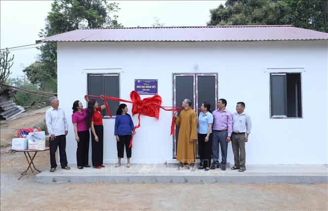 Khánh thành và đưa vào sử dụng Nhà đại đoàn kết cho hộ gia đình bà Lục Thị Ngoan, thôn Pàn Slèo, xã Hưng Đạo, huyện Bình Gia. Ảnh: Anh Tuấn – TTXVN