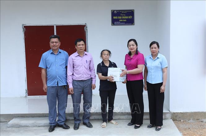 Lãnh đạo huyện Bình Gia trao quà cho hộ gia đình bà Hoàng Thị Chẹp, thôn Bản Nghĩu, xã Hưng Đạo trong ngày bàn giao và đưa vào sử dụng Nhà đại đoàn kết. Ảnh: Anh Tuấn – TTXVN