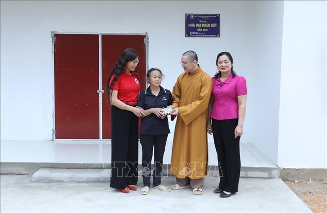 Ban Trị sự Giáo hội Phật giáo Việt Nam tỉnh Lạng Sơn trao hỗ trợ kinh phí xây dựng Nhà đại đoàn kết cho hộ gia đình bà Hoàng Thị Chẹp, thôn Bản Nghĩu, xã Hưng Đạo, huyện Bình Gia (30 triệu đồng). Ảnh: Anh Tuấn – TTXVN