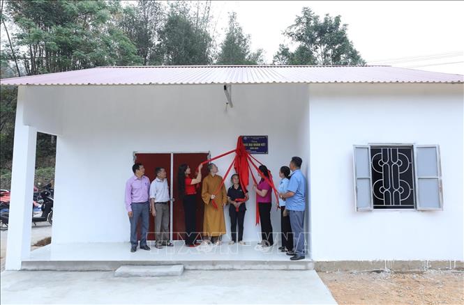 Khánh thành và đưa vào sử dụng Nhà đại đoàn kết cho hộ gia đình bà Hoàng Thị Chẹp, thôn Bản Nghĩu, xã Hưng Đạo, huyện Bình Gia. Ảnh: Anh Tuấn – TTXVN