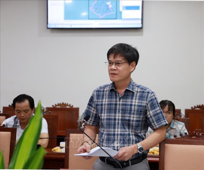 Ông Trương Ngọc Tuấn, Giám đốc Sở Nội vụ trình bày báo cáo phương án sắp xếp. Ảnh: Xuân Triệu - TTXVN
