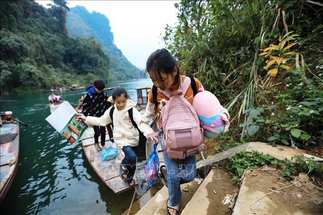 Học sinh tại các xóm Săng Bờ, xóm Nưa, xóm Tham, xóm Lau Bai... thường phải dậy từ 5 giờ và bắt đầu hành trình bằng thuyền để đến trường vì khoảng cách di chuyển rất xa. Ảnh: Trọng Đạt-TTXVN 