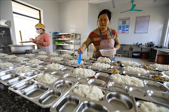Nhà bếp tại các điển trường bán trú huyện Đà Bắc (Hào Bình) được xây dựng khang trang, sạch sẽ đảm bảo đủ dinh dưỡng và vệ sinh an toàn thực phẩm trong mỗi bữa ăn của học sinh. Ảnh: Trọng Đạt-TTXVN