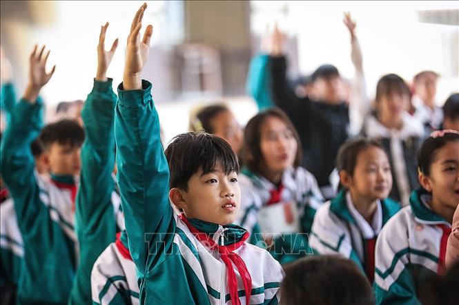 Học sinh Trường PTDTBT TH & THCS Vầy Nưa trong tiết sinh hoạt đầu tuần. Ảnh: Trọng Đạt-TTXVN