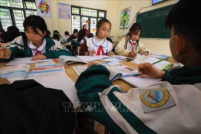 Học sinh được xếp từng nhóm để thực hiện bài tập hội thoại trong một tiết học tiếng Anh tại trường Trường PTDTBT TH & THCS Vầy Nưa. Ảnh: Trọng Đạt-TTXVN
