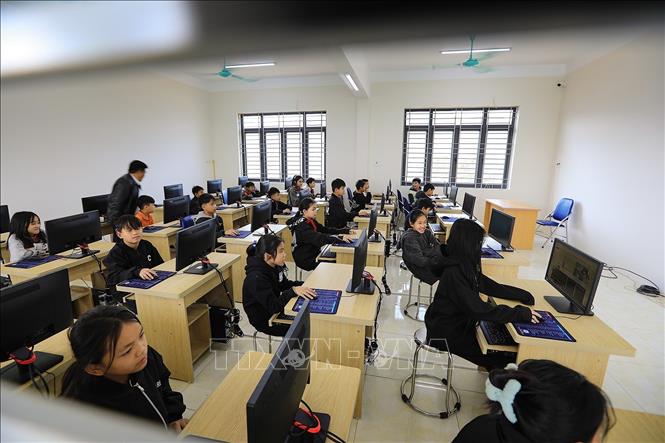 Phòng máy tính mói và khang trang tại điểm Trường phổ thông Dân tộc bán trú THCS Tiền Phong. Ảnh: Trọng Đạt-TTXVN 