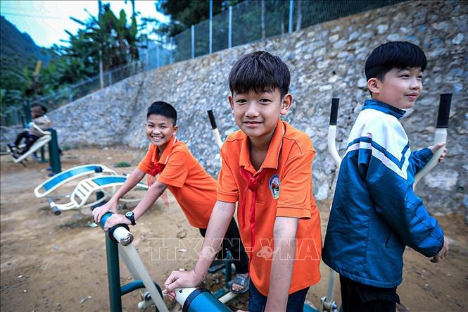 Những học sinh đang chơi cùng các dụng cụ tập thể dục trong giờ ra chơi tại Trường PTDTBT TH & THCS Tiền Phong (Đà Bắc). Ảnh: Trọng Đạt-TTXVN