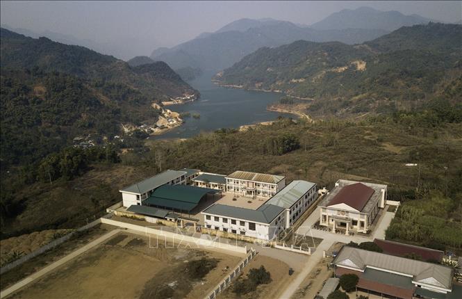 Điểm trường Trường PTHDTBT THCS Tiền Phong bên dòng sông Đà thuộc xã Tiền Phong, huyện Đà Bắc, tỉnh Hòa Bình. Ảnh: Trọng Đạt-TTXVN 