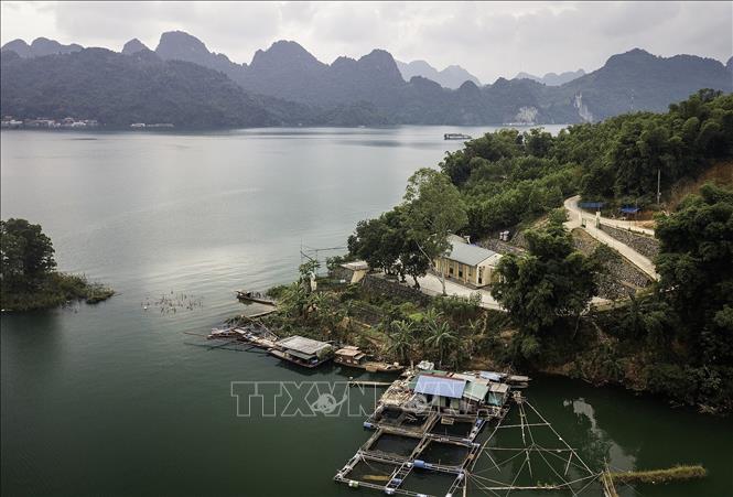 Điểm trường mầm non và tiểu học Chi Xăng Bờ nằm ngay bên cạnh sông Đà thuộc xã Vầy Nưa, huyện Đà Bắc. Ảnh: Trọng Đạt-TTXVN