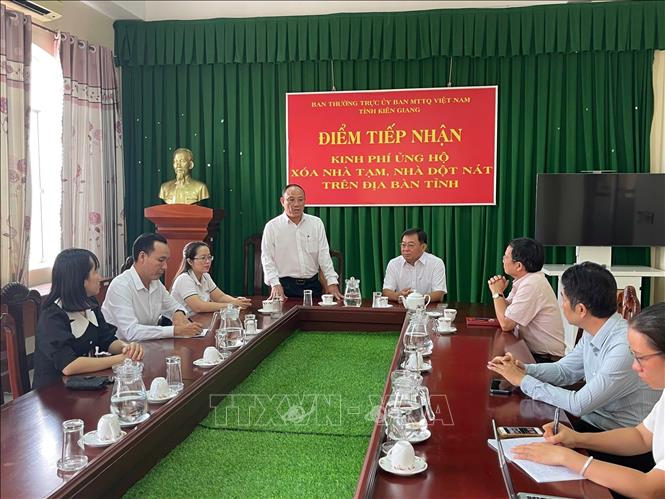 Phó Tổng Giám đốc Tập đoàn Thái Bình Cao Thanh Lương (trái) phát biểu chia sẻ với khó khăn của người dân Kiên Giang chưa có nhà ở ổn định. Ảnh: Lê Sen - TTXVN