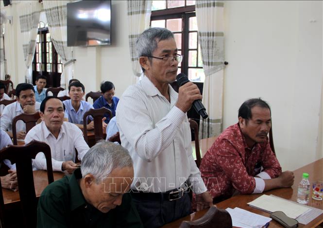 Cử tri huyện Phú Ninh phát biểu ý kiến tại buổi tiếp xúc. Ảnh: Trịnh Bang Nhiệm - TTXVN 
