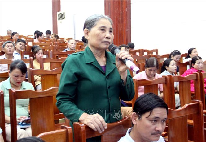 Cử tri huyện Hiệp Đức phát biểu ý kiến tại buổi tiếp xúc. Ảnh: Trịnh Bang Nhiệm - TTXVN 