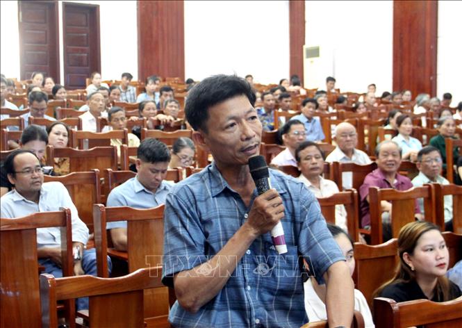 Cử tri huyện Hiệp Đức phát biểu ý kiến tại buổi tiếp xúc. Ảnh: Trịnh Bang Nhiệm - TTXVN