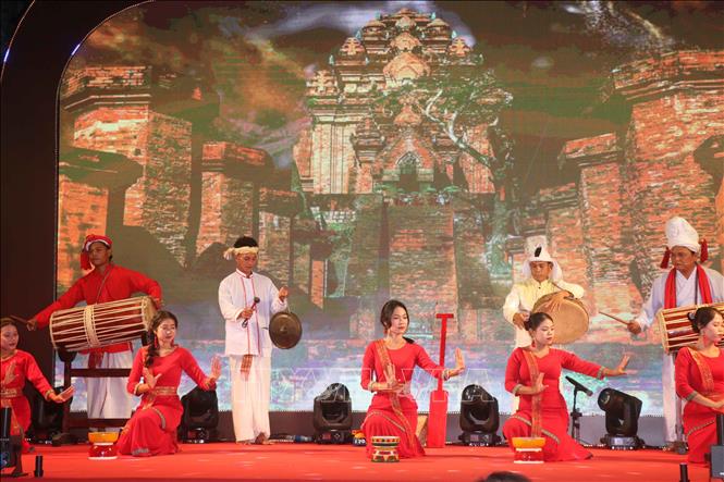 Biểu diễn múa Chăm, đánh trống truyền thống. Ảnh Đặng Tuấn-TTXVN