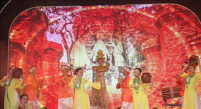 Chương trình nghệ thuật sân khấu hóa với chủ đề “Huyền thoại Mẹ xứ sở” tại lễ hội. Ảnh: Đặng Tuấn-TTXVN