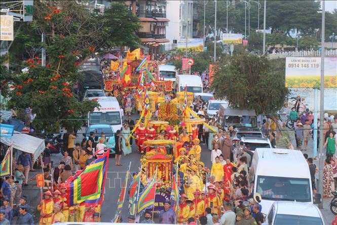 Lễ hội Tháp Bà Ponagar 2025 diễn ra từ ngày 16 đến 22/4, với nhiều nghi thức truyền thống như: Lễ thay y Mẫu, lễ thả hoa đăng trên sông Cái, rước kiệu quanh dân cư, lễ dâng hương, cúng Ngọ, tế cổ truyền... Ảnh: Đặng Tuấn-TTXVN