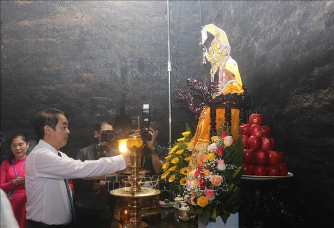 Bi thư Tỉnh ủy Khánh Hoà Nghiêm Xuân Thành thắp hương dâng Mẫu. Ảnh: Đặng Tuấn-TTXVN