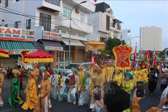 Nghi lễ rước Mẫu thu hút đông đảo người dân và du khách tham dự. Ảnh: Đặng Tuấn-TTXVN