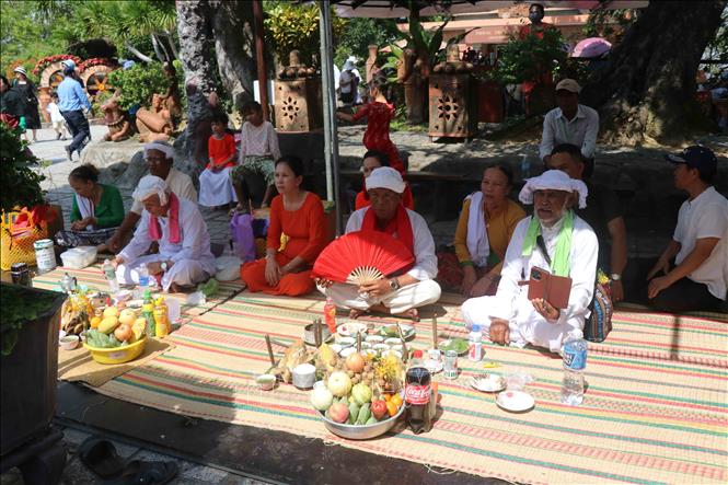 Nghi lễ cúng tế tại Tháp Bà Ponagar. Ảnh: Đặng Tuấn-TTXVN