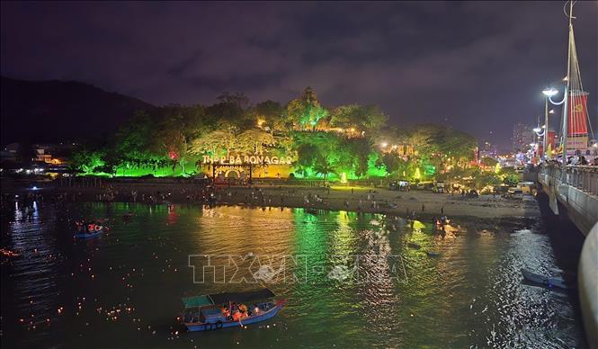 Lung linh sắc màu tại Tháp Bà Ponagar vào buổi tối. Ảnh: Đặng Tuấn-TTXVN