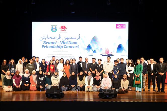 Đại sứ Trần Anh Vũ và Tiến sỹ Hazri, Phó Hiệu trưởng trường UBD chụp ảnh cùng các nghệ sỹ và sinh viên Brunei học tiếng Việt. Ảnh: TTXVN phát
