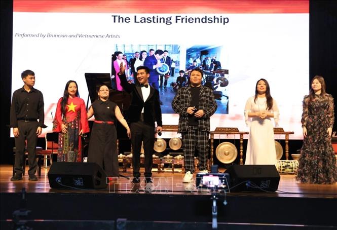 Các nghệ sỹ Việt Nam và Brunei cùng trình diễn bài hát Việt Nam - Brunei Tình hữu nghị bền lâu (The Lasting Friendship). Ảnh: TTXVN phát
