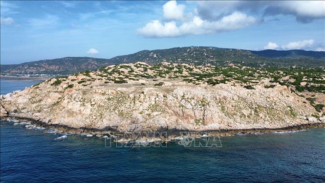 Công viên đá nằm bên bờ biển Vườn quốc gia Núi Chúa thuộc Khu Dự trữ sinh quyển Núi Chúa ở xã Vĩnh Hải (Ninh Hải, Ninh Thuận). Ảnh: Nguyễn Thành – TTXVN