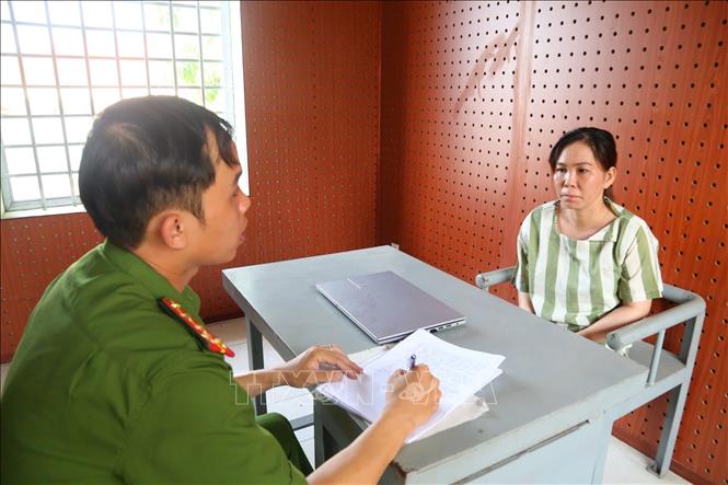 Công an lấy lời khai bị can Liêu Thị Châu (sinh năm 1988, thường trú tại An Giang). Ảnh: TTXVN phát